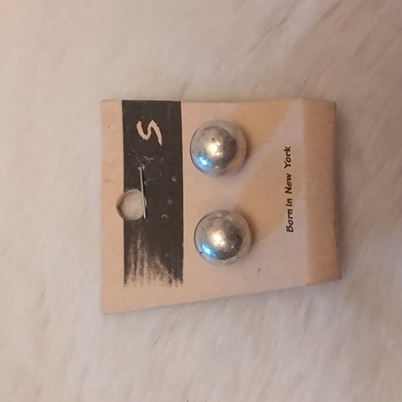 💵2/$10Bundle and Save💵 NWOT Silver Toned Distressed Stud Ball Earrings - Picture 8 of 9